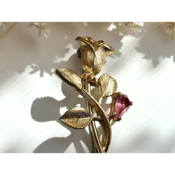 Avon Gold Rosebud Vintage Lavender Rhinestone Accented Gold T Floral Brooch - Picture 3 of 10